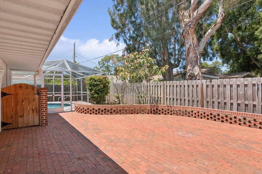 3300 Duncan Ave, Sarasota FL 34239-6605 exterior