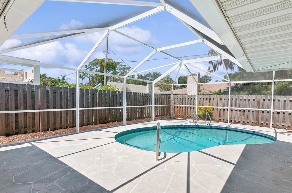 3300 Duncan Ave, Sarasota FL 34239-6605 exterior