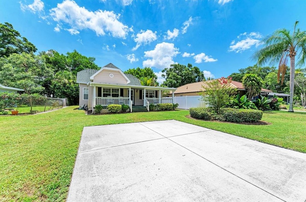 1005 45th St, Bradenton, FL 34208-5825