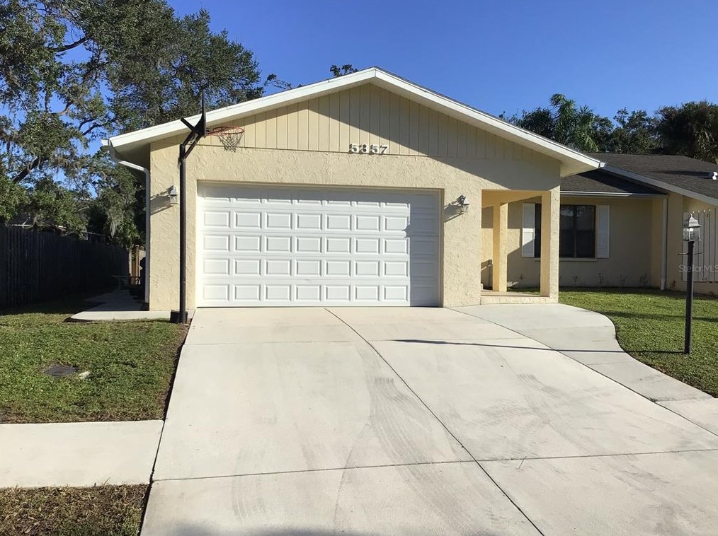 5357 Bent Oak Dr, Sarasota, FL 34232-3049