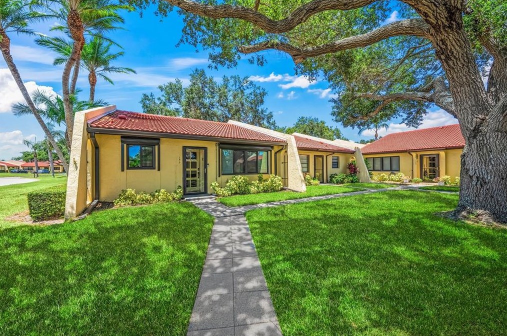 1317 57th St, Bradenton, FL 34208-6301
