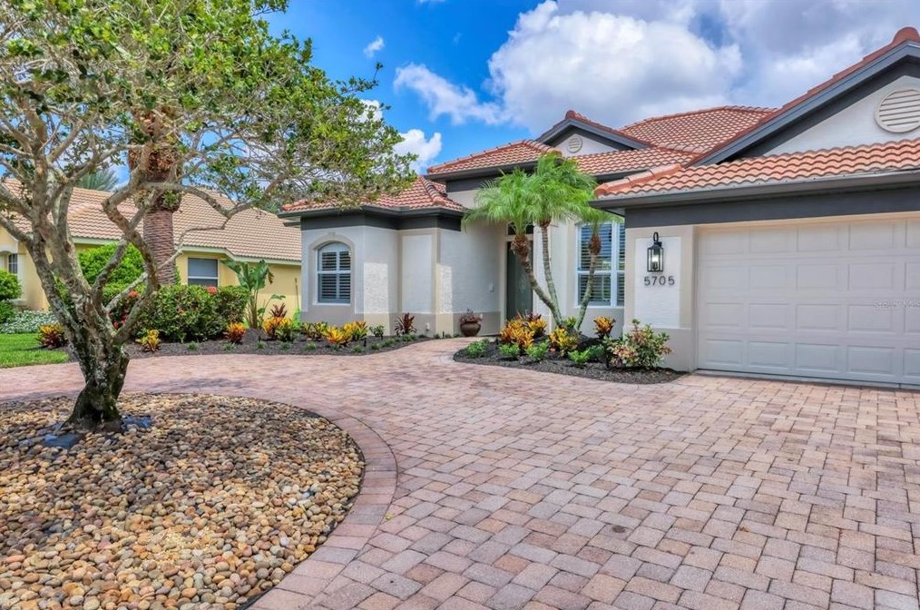 5705 Oakton Ct, Sarasota, FL 34233-5073