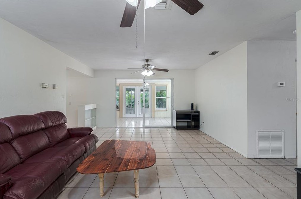 3188 Bay St, Sarasota, FL 34237-7304