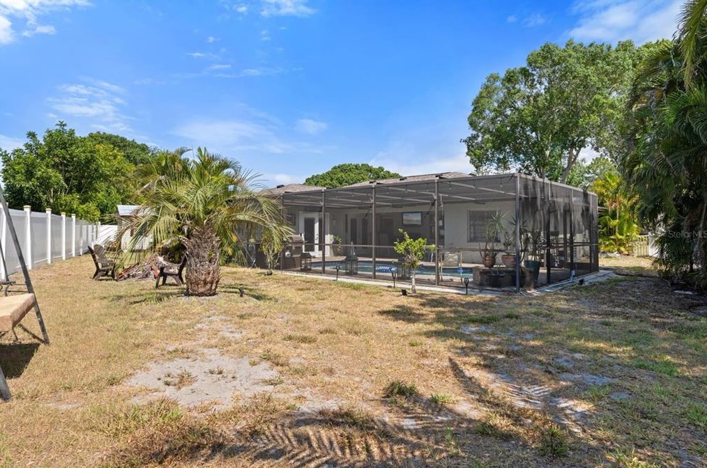 926 Plum Tree Ln, Sarasota FL  34243-1760 exterior