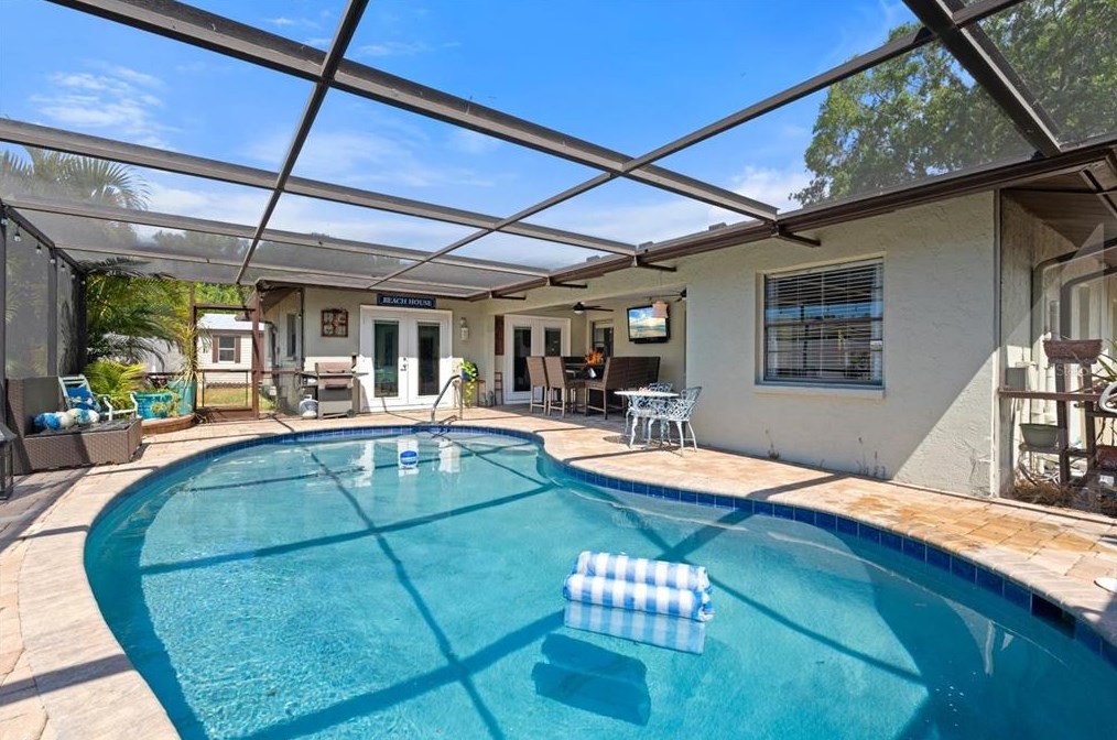 926 Plum Tree Ln, Sarasota FL  34243-1760 exterior