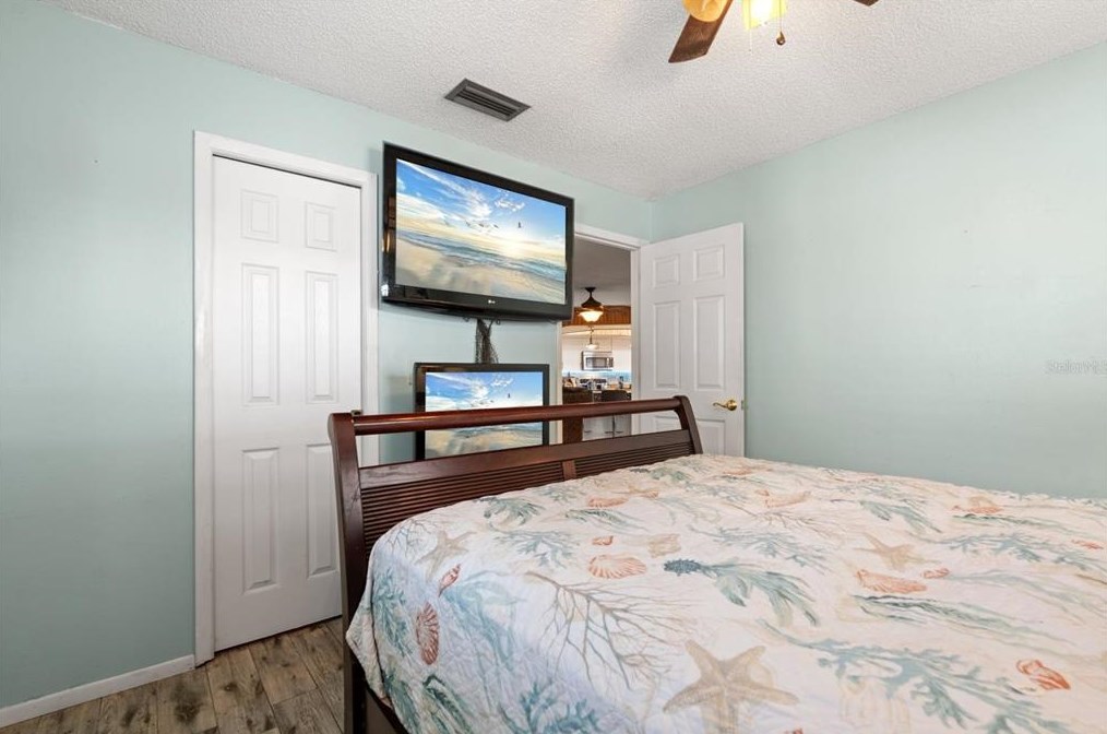 926 Plum Tree Ln, Sarasota FL  34243-1760 exterior