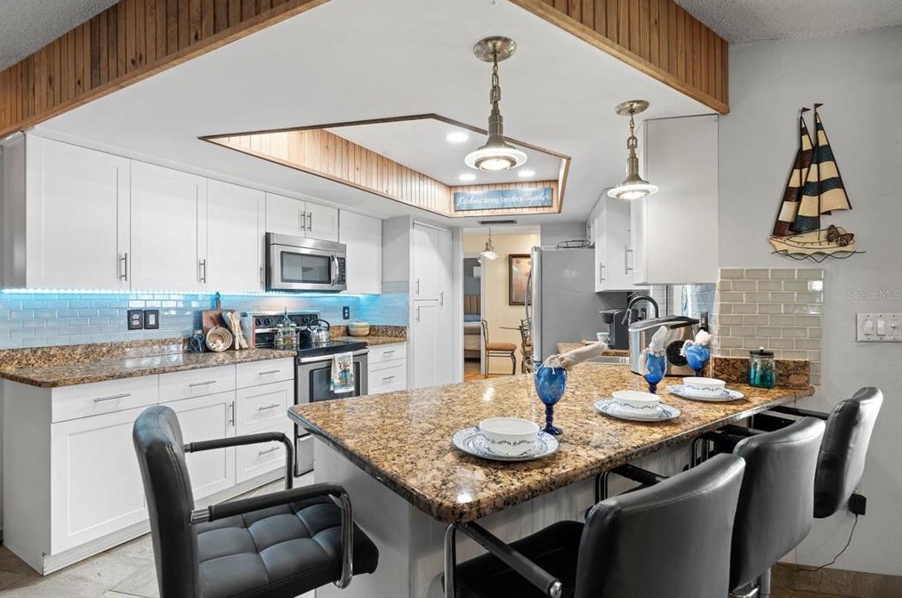 926 Plum Tree Ln, Sarasota FL  34243-1760 exterior