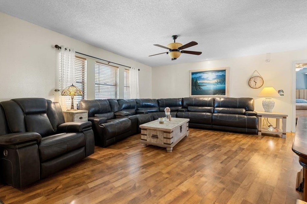 926 Plum Tree Ln, Sarasota FL  34243-1760 exterior