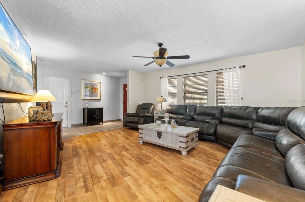 926 Plum Tree Ln, Sarasota FL  34243-1760 exterior