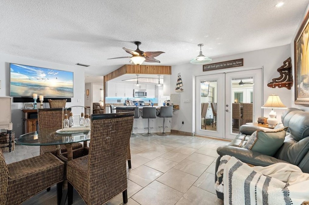 926 Plum Tree Ln, Sarasota FL  34243-1760 exterior