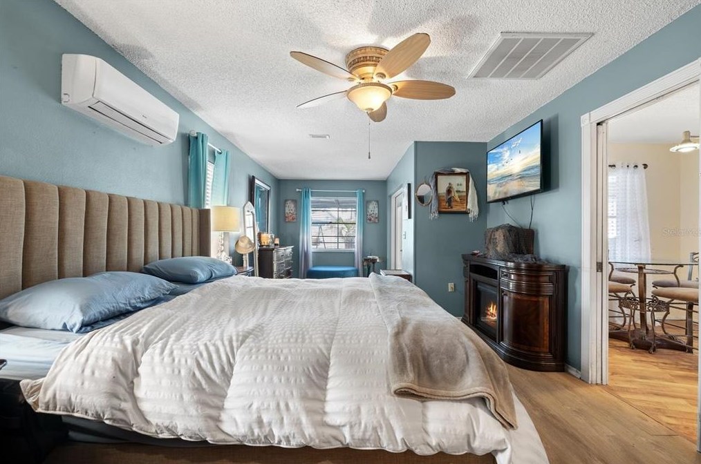 926 Plum Tree Ln, Sarasota FL  34243-1760 exterior