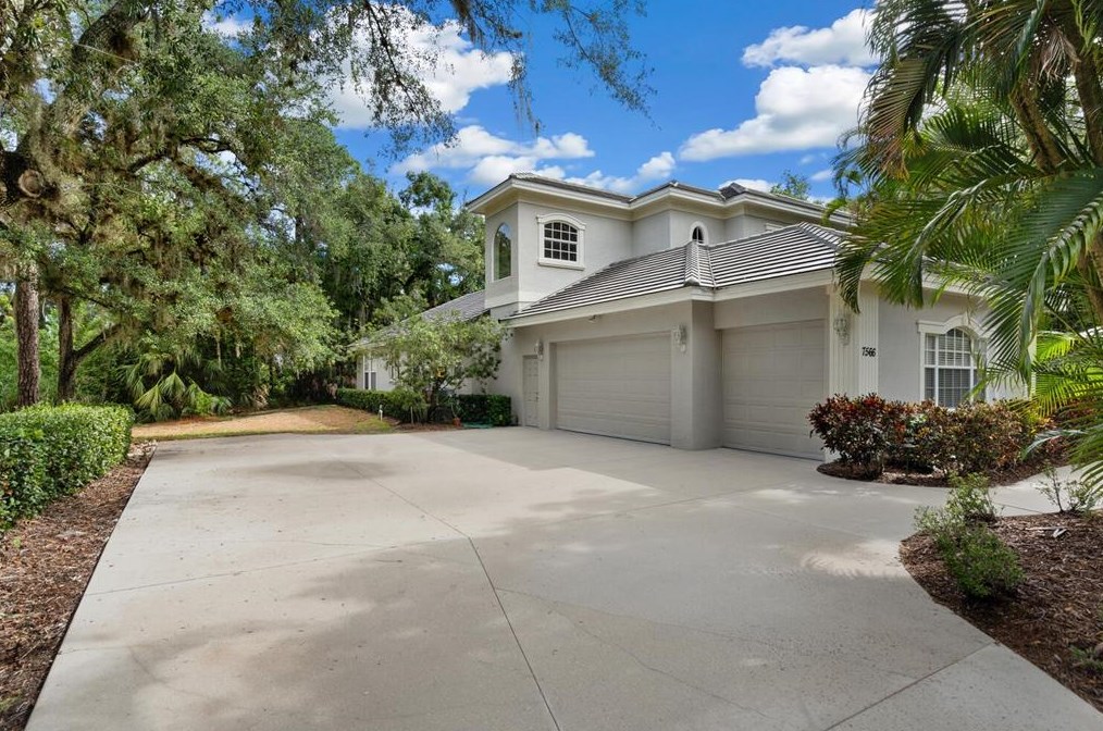 7566 Albert Tillinghast Dr, Sarasota, FL 34240-8688