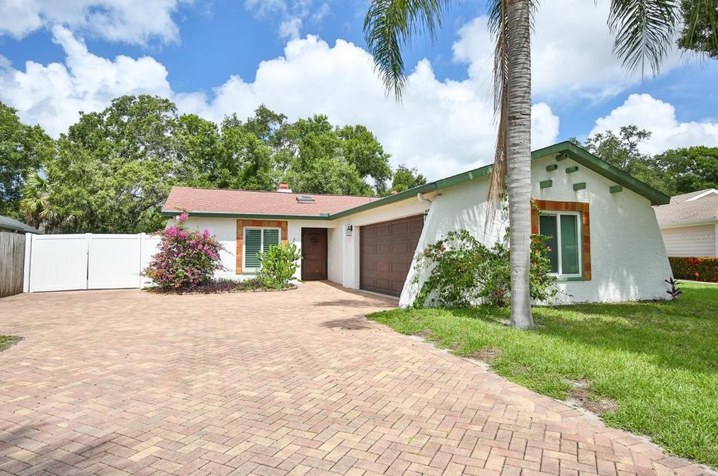 8220 Country Oaks Ct, Sarasota, FL 34243