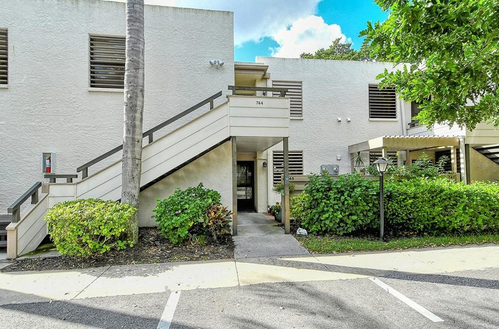745 Oakview Dr, Bradenton, FL 34210-4612