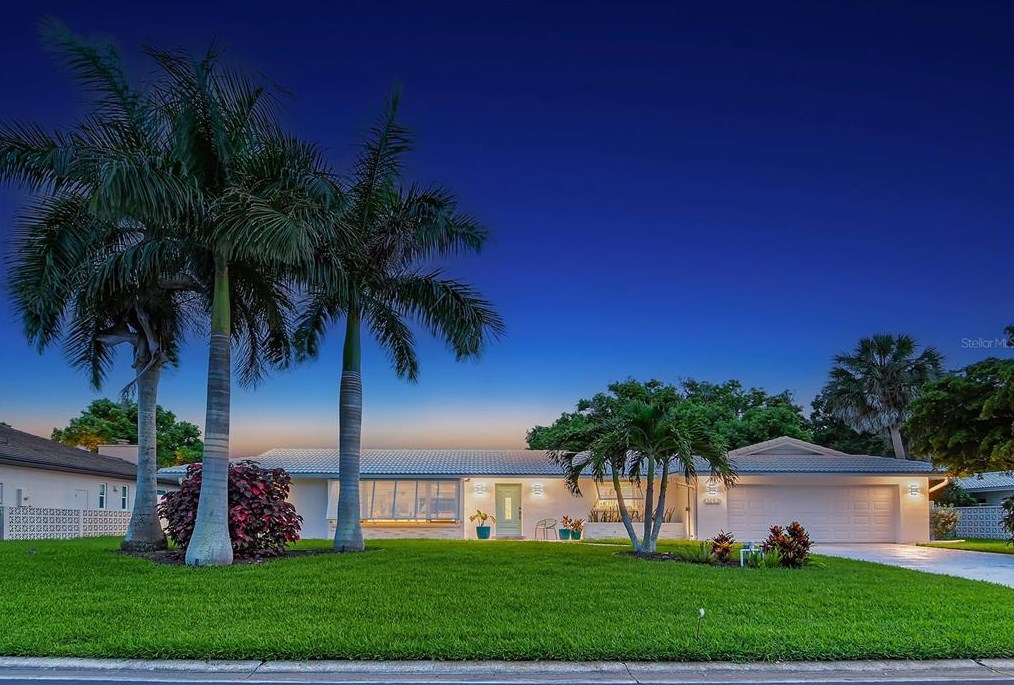 3252 Pine Valley Dr, Sarasota, FL 34239-4329