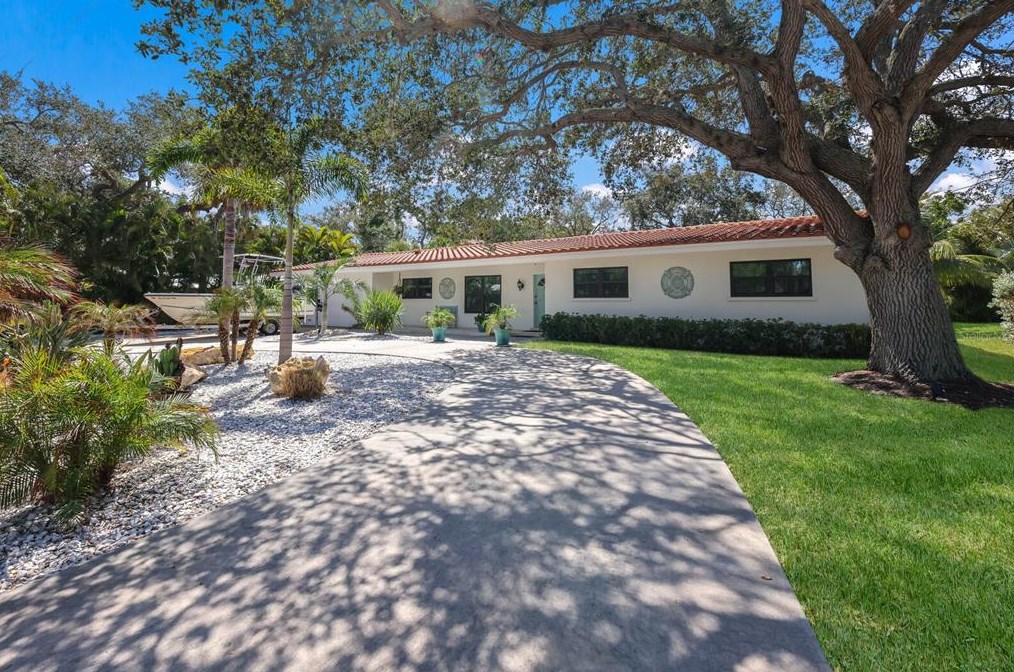 614 Buttonwood Dr, Longboat Key, FL 34228