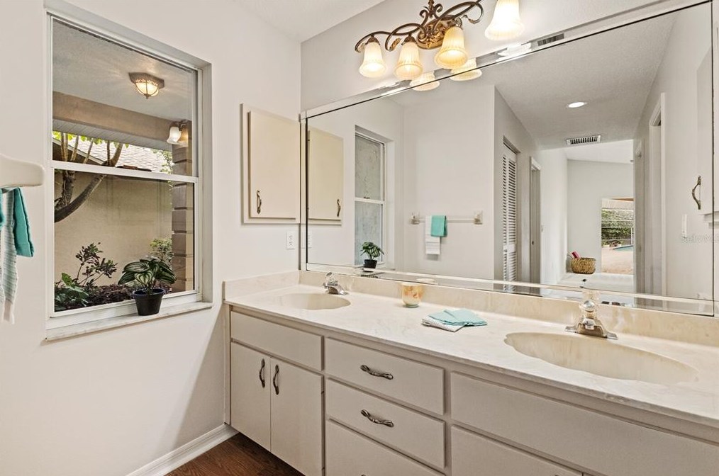 4959 80th Avenue Cir, Sarasota FL  34243-4916 exterior