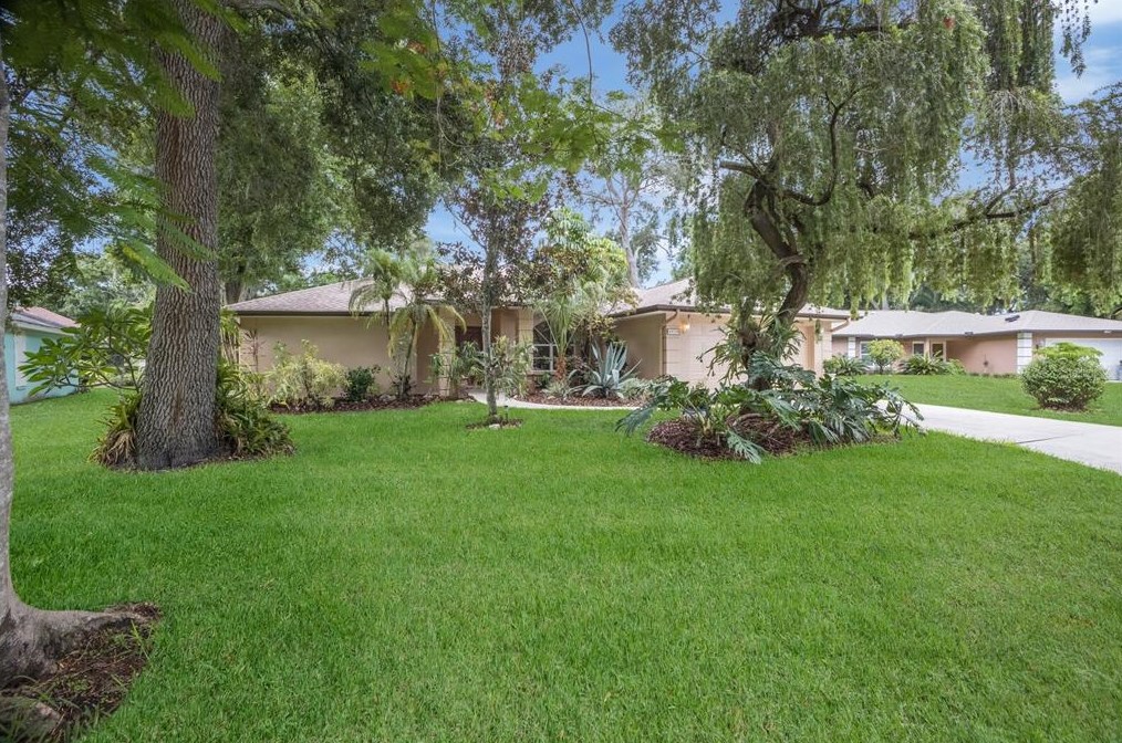 4959 80th Avenue Cir, Sarasota, FL 34243-4916