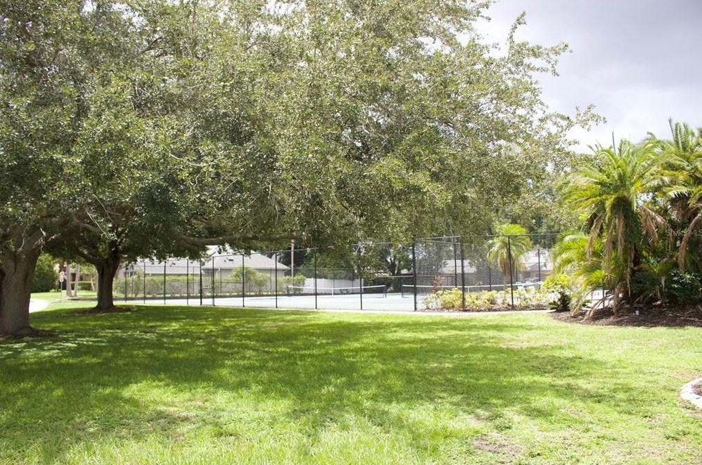 4959 80th Avenue Cir, Sarasota FL  34243-4916 exterior