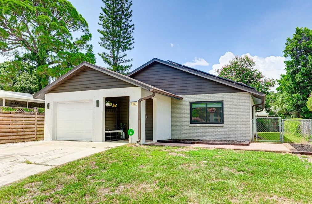 2327 Benson St, Sarasota, FL 34231-6889