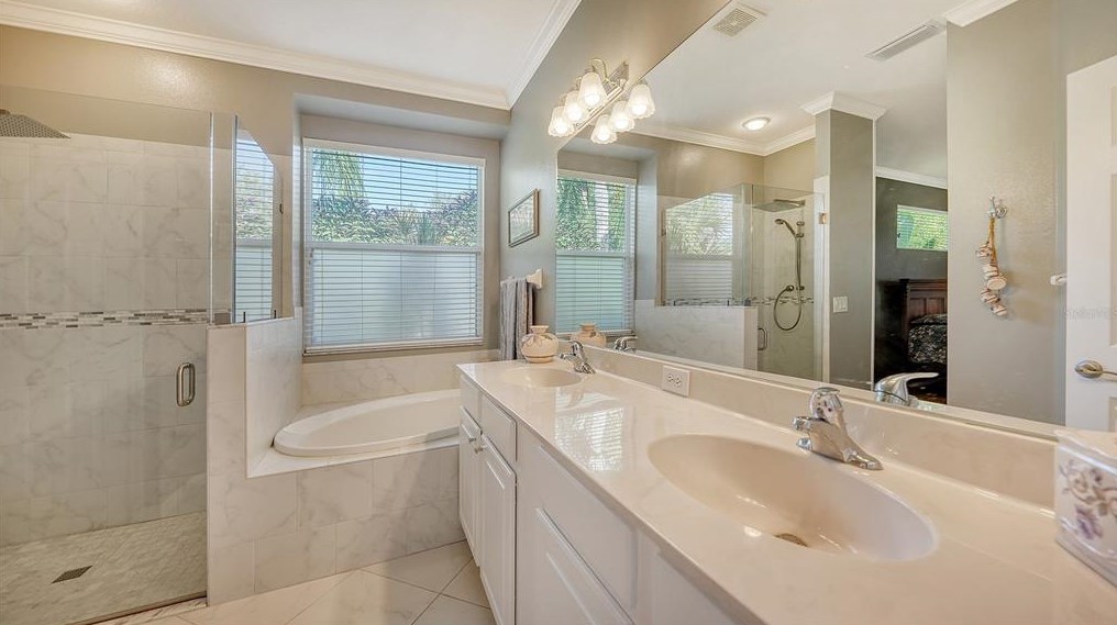 5147 Creekside Trl, Sarasota FL 34243-3879 exterior