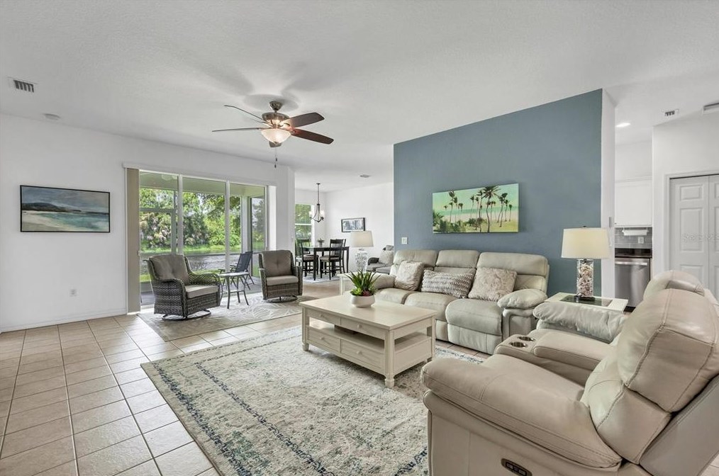 3207 77th Dr E, Sarasota, FL 34243