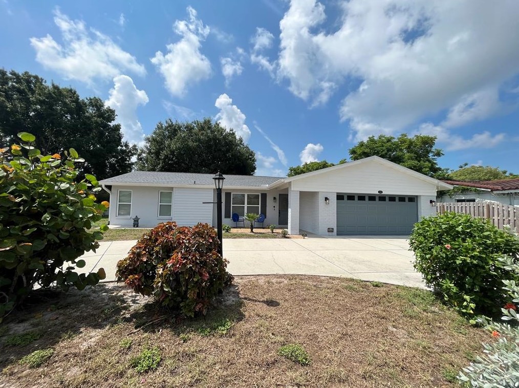 906 Southern Pine Ln, Sarasota, FL 34243
