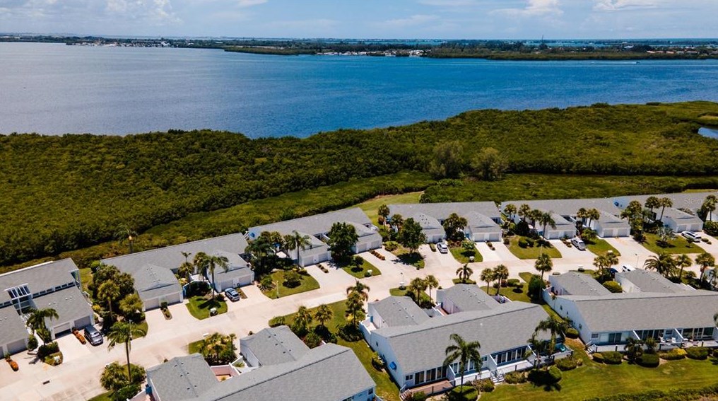 925 Waterside Ln, Bradenton, FL 34209-7758