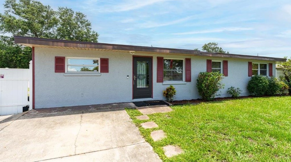 5811 2nd St, Bradenton, FL 34207-4204