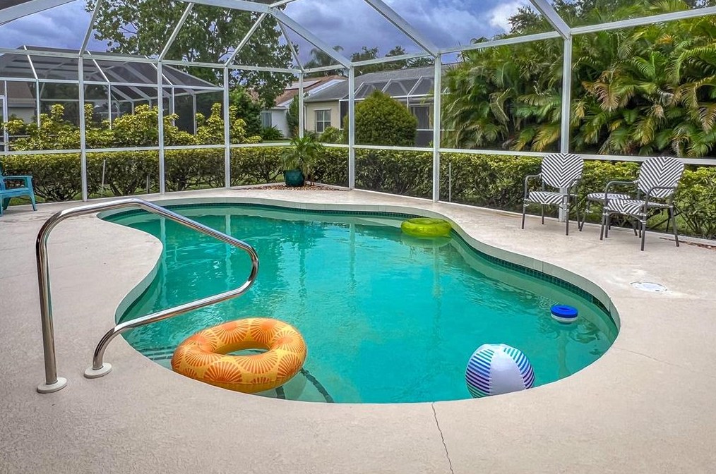 6013 Cedarwood Ln, Bradenton, FL 34203-7313