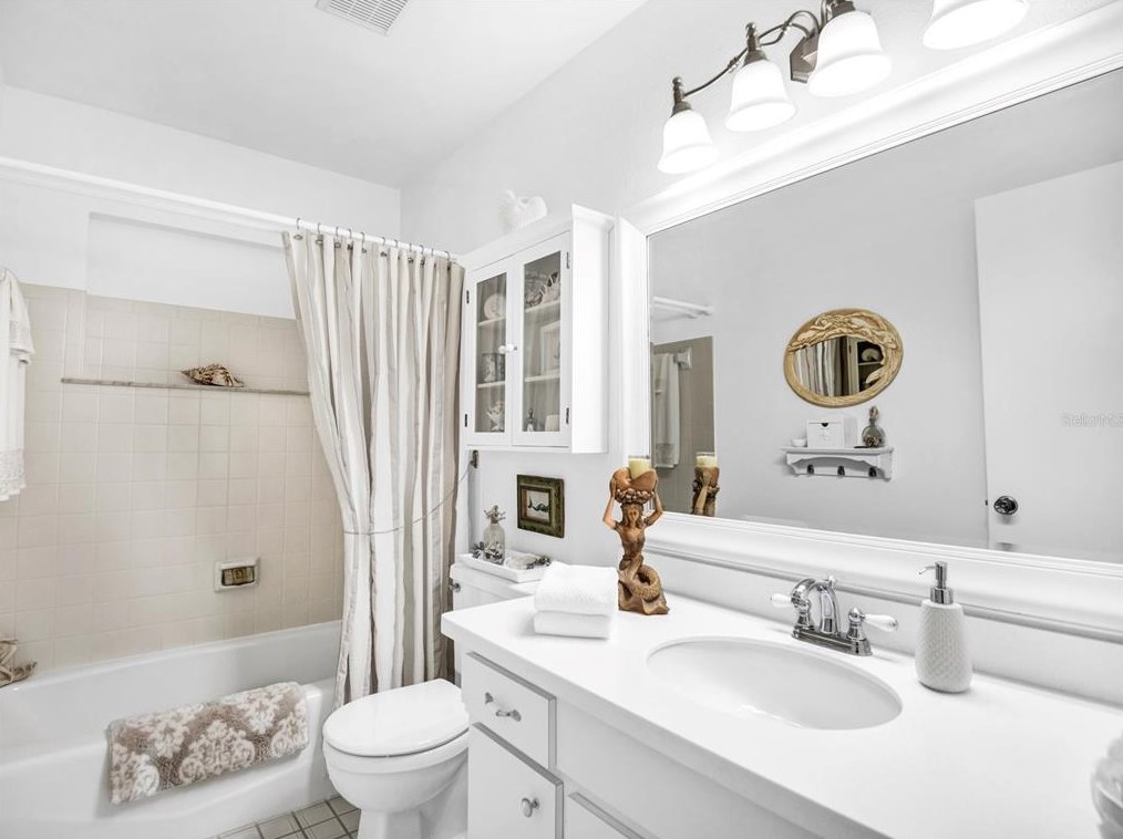 5364 Winewood Dr, Sarasota FL  34232-5625 exterior