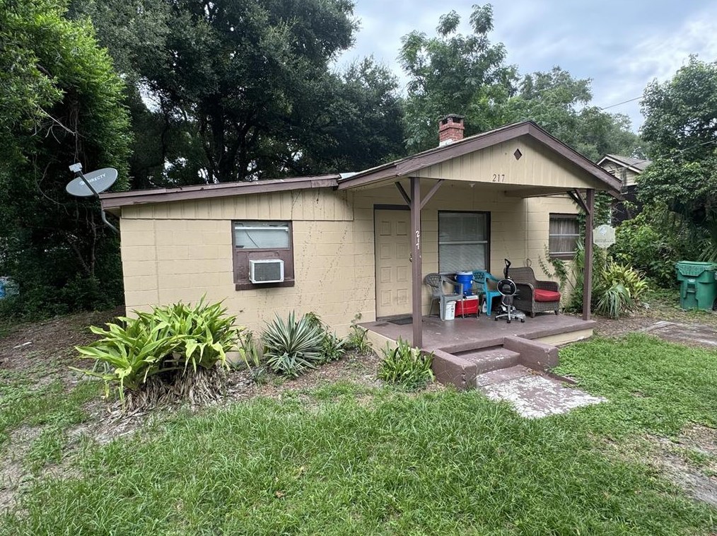 217 W Chelsea St, Deland, FL 32720