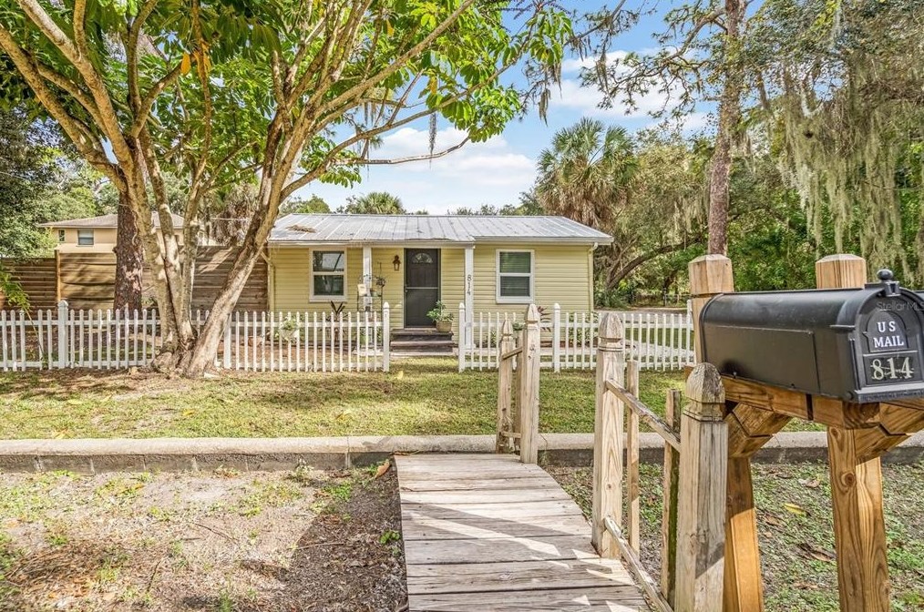 814 Anderson Rd, Nokomis, FL 34275
