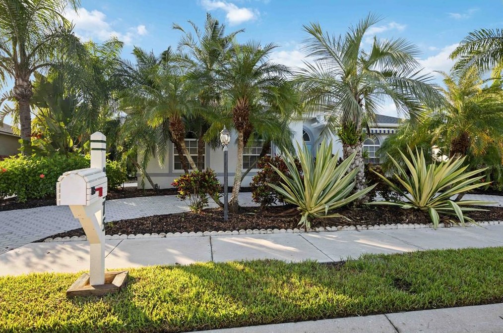 8975 Province St, Sarasota, FL 34240