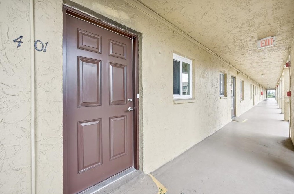 3777 Lake Bayshore Dr, Bradenton, FL 34205-5113