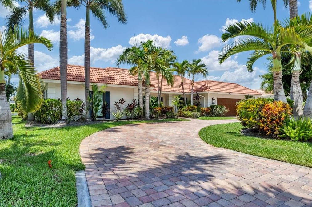410 Meadow Lark Dr, Sarasota, FL 34236-1902