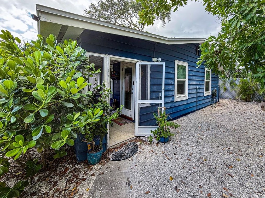 1827 Robinhood St, Sarasota, FL 34231