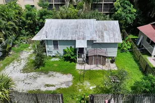 1569 7th St, Sarasota, FL 34236 - Photo 4