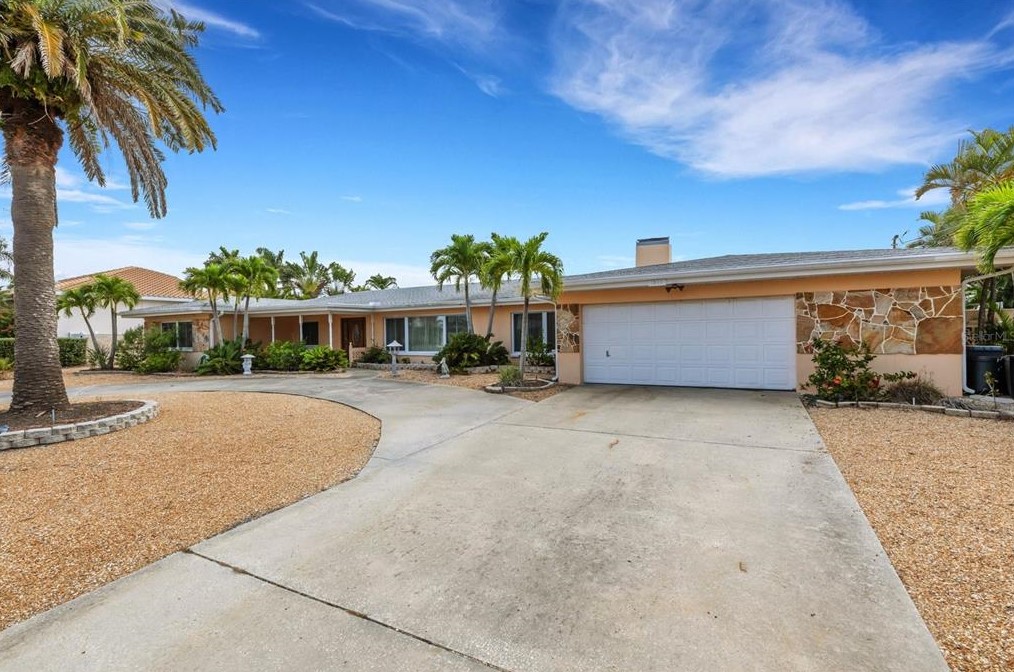 1903 Bayshore Dr, Belleair Beach, FL 33786