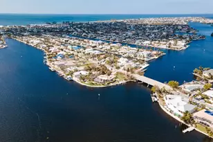 543 Key Royale Dr, Holmes Beach, FL 34217 - Photo 2