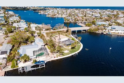 543 Key Royale Drive, Holmes Beach, FL 34217 - Photo 8