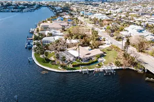 543 Key Royale Dr, Holmes Beach, FL 34217 - Photo 10