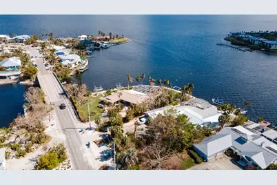 543 Key Royale Drive, Holmes Beach, FL 34217 - Photo 12