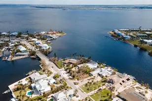 543 Key Royale Dr, Holmes Beach, FL 34217 - Photo 16