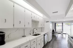 1127 De Leo Dr, Sarasota, FL 34243 - Photo 10