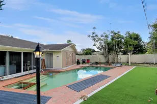 1127 De Leo Dr, Sarasota, FL 34243 - Photo 42