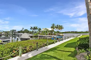 1335 Siesta Bayside Dr, Sarasota, FL 34242 - Photo 4