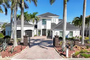 367 W Royal Flamingo Dr, Sarasota, FL 34236 - Photo 2