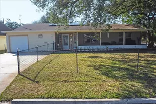2202 21st St W, Bradenton, FL 34205 - Photo 2