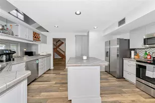 6145 Bonaventure Ct, Sarasota, FL 34243 - Photo 12